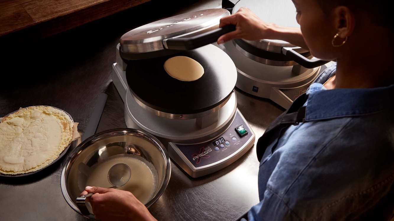 Xpress Cooktop making pancake | Waring